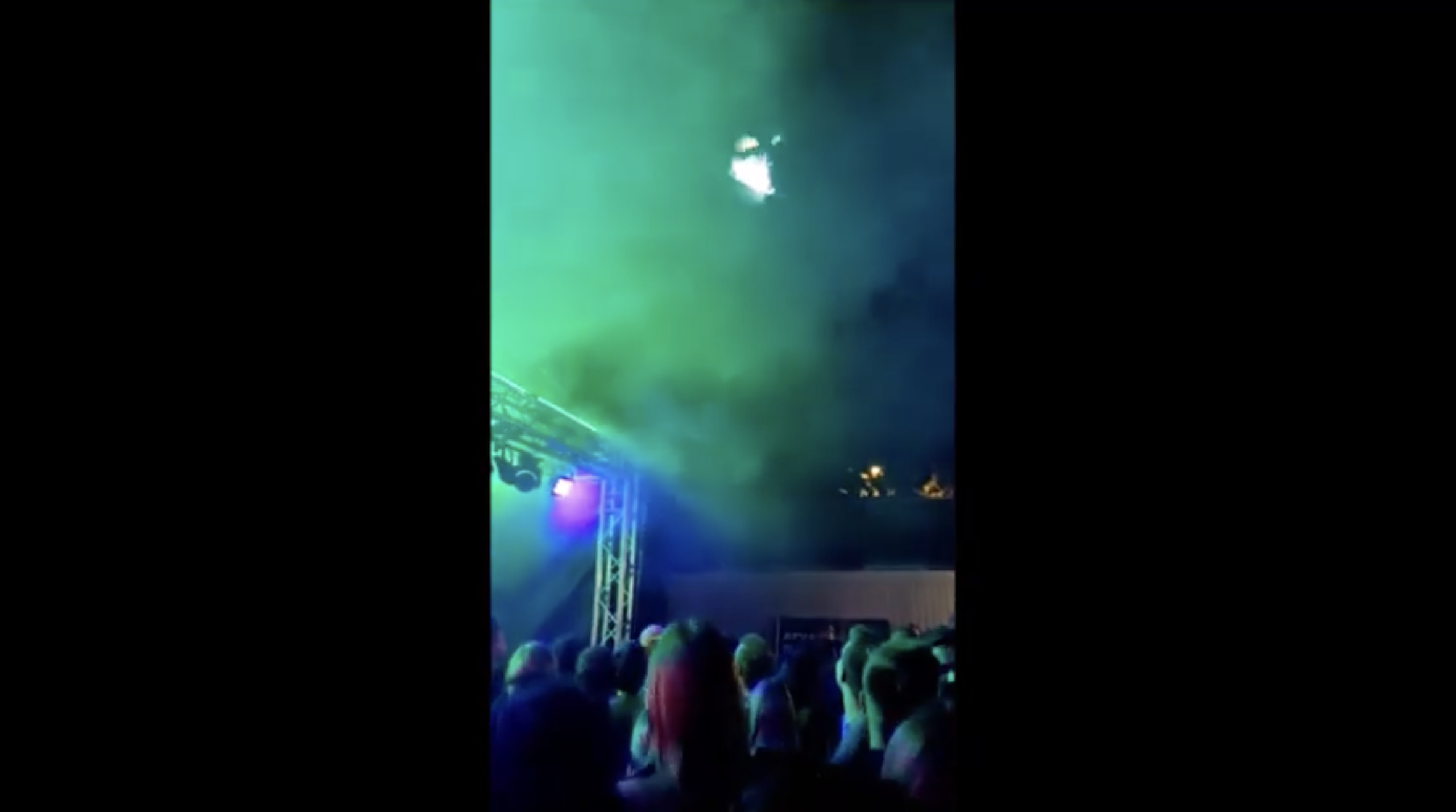 Wout Stout zingt 'In Den Hemel' op een hoogtewerker (2023)